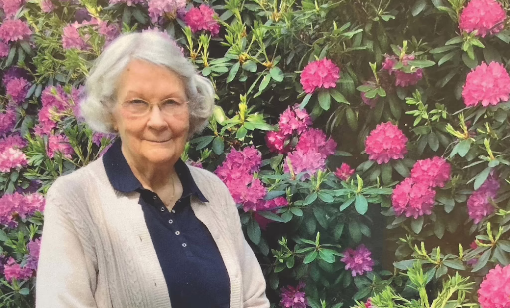 dutch woman in front of flowers